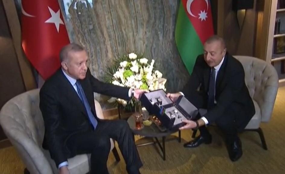 Ərdoğan İlham Əliyevə üstündə Xarıbülbül təsviri olan saatlarhədiyyə etdi (FOTO)