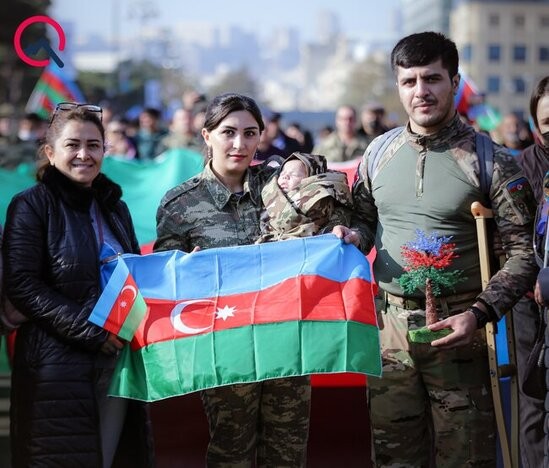 Müharibədə tanış olmuşdular, Zəfər Gününəövladları ilə gəldilər - FOTO