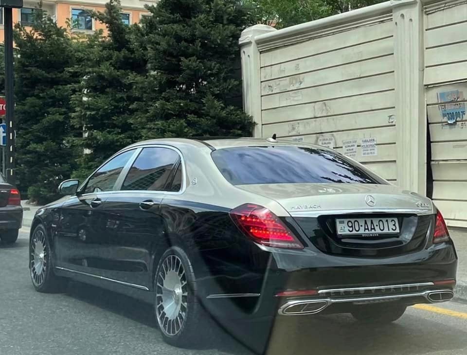 Qayda pozan 90 AA 013 nömrəli "Maybach"görün kimindir (FOTO)