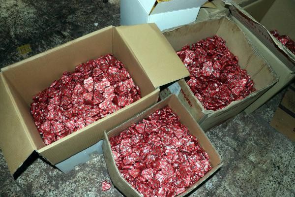 Polisdən qəfil basqın: İş başında tutuldular - Hissləri oyadan şokoladdan yeyib.../ FOTOLAR