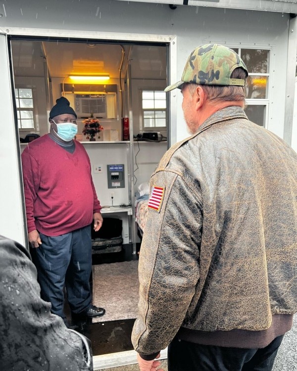 Məşhur aktyordan xeyirxah addım - Küçədə qalan 25 veterana ev verdi -Fotolar