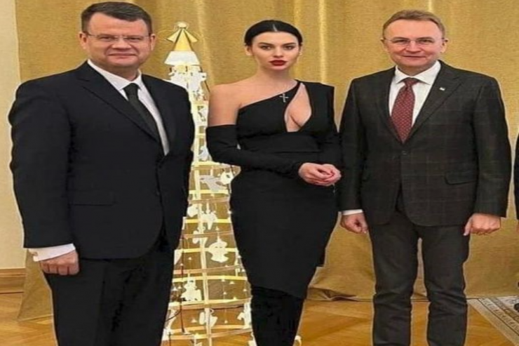 Biabırçılıq! Nazir müavini köməkçisinin geyiminə görə işdən çıxarıldı- FOTO