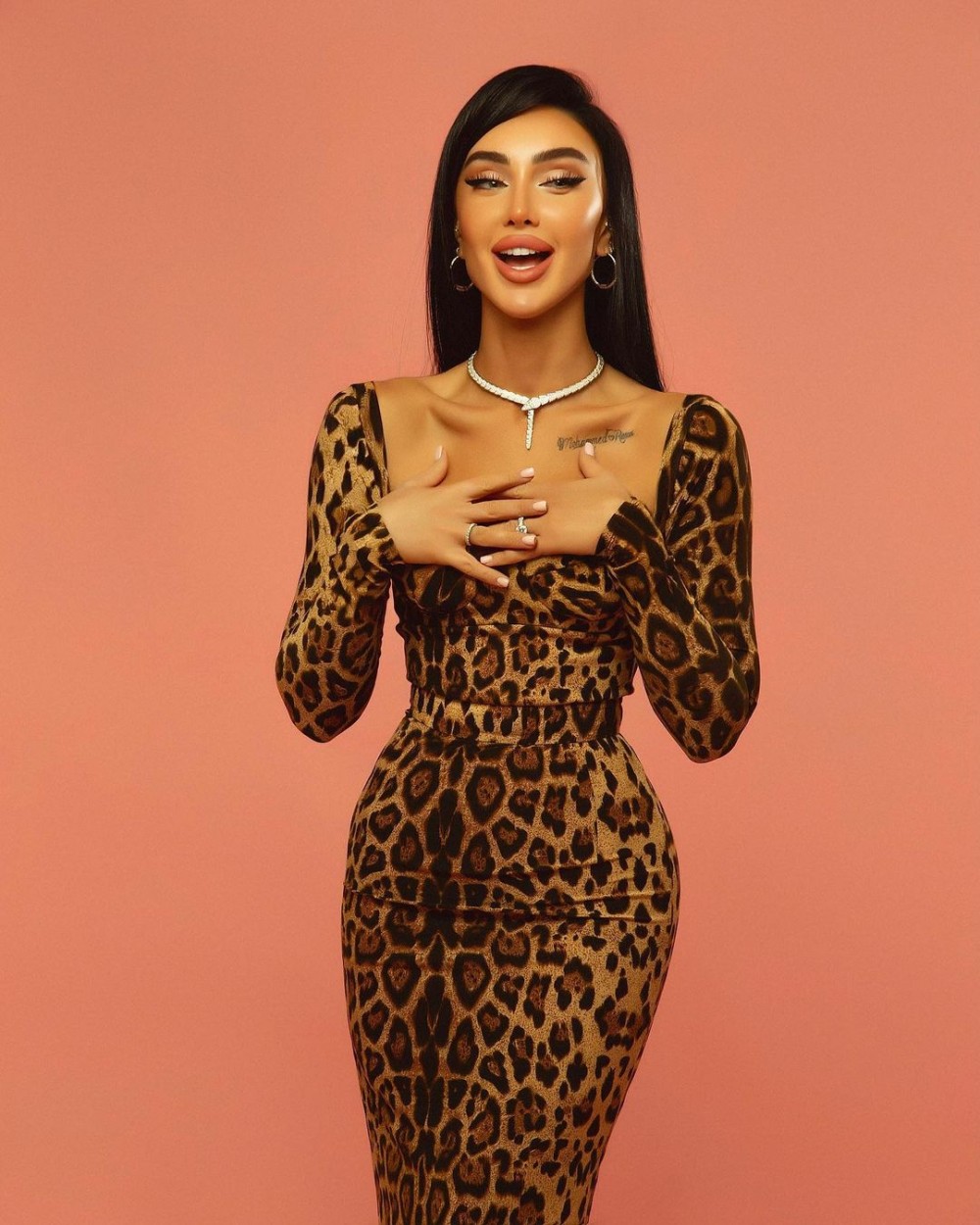 Azərbaycanlı modelin 248 minlik boyunbağısı- FOTOLAR