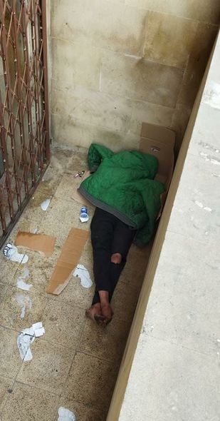 Narkotik aludəçisi olduğu deyilən 11 yaşlı uşaq küçədə gecələyir -AÇIQLAMA (FOTO)