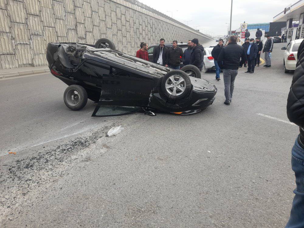 Abşeronda dəhşətli qəza:Polis sürücünü xilas etdi (FOTOLAR)