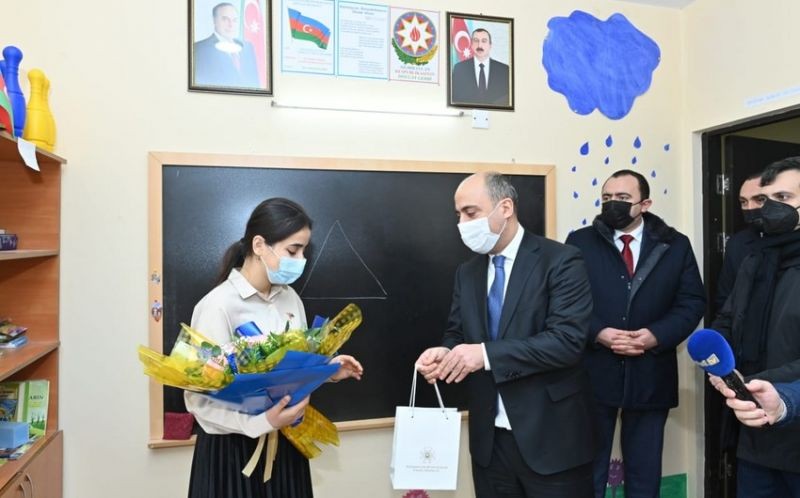 Təhsil naziri sosial şəbəkədə məşhur olanmüəllimlə görüşdü - FOTO