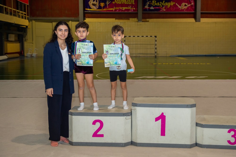 Balaca gimnastlar Beynəlxalq yarışdaməharətlərini göstərdilər (FOTOLAR)
