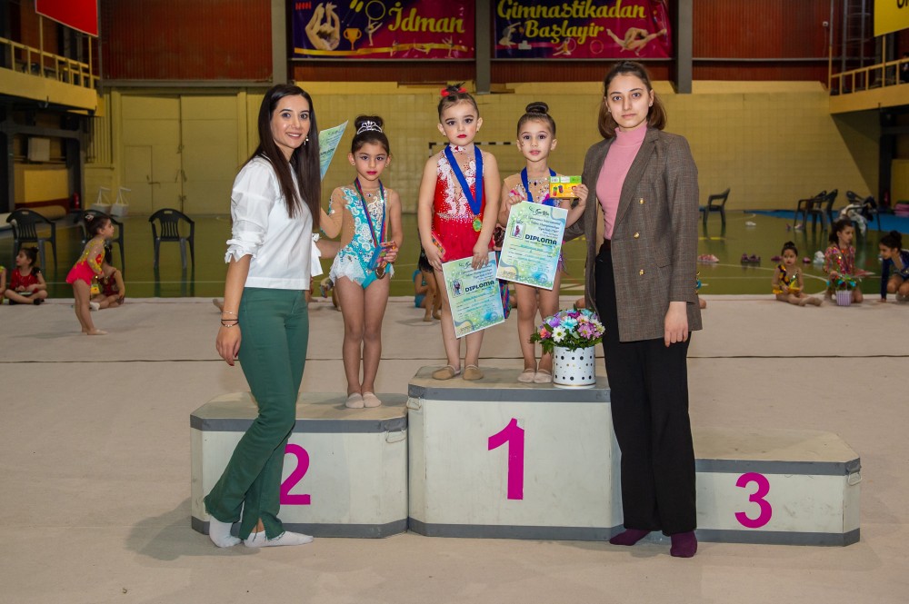 Balaca gimnastlar Beynəlxalq yarışdaməharətlərini göstərdilər (FOTOLAR)