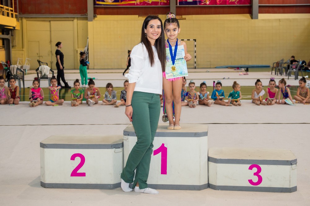 Balaca gimnastlar Beynəlxalq yarışdaməharətlərini göstərdilər (FOTOLAR)