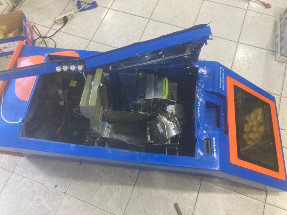 “E-manat”dan 32 000 manat oğurladılar- FOTOLAR