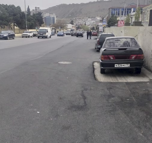 Maşını götürmədən yoluasfaltladılar - FOTO