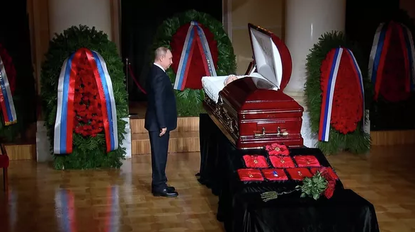 Putin Jirinovskinin nəşi qarşısındabaş əydi - VİDEO/FOTO