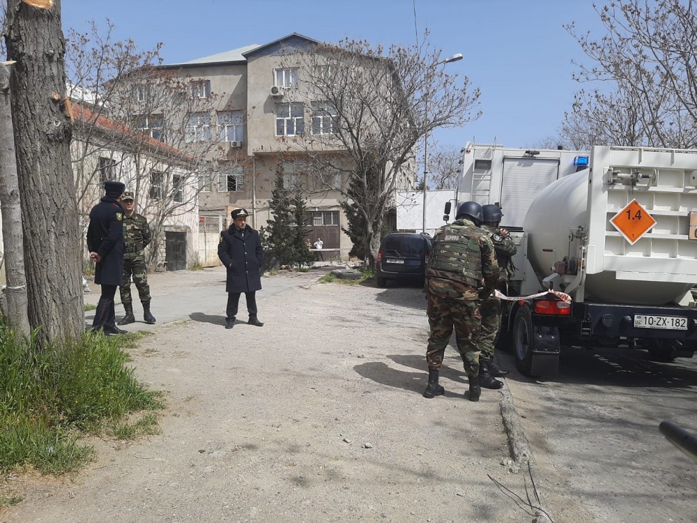 “Qanun” nəşriyyatının yanında HƏYACANLI ANLAR:qumbara...