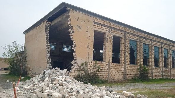 Azərbaycanda dərs zamanı məktəbin divarı uçdu- FOTOLAR