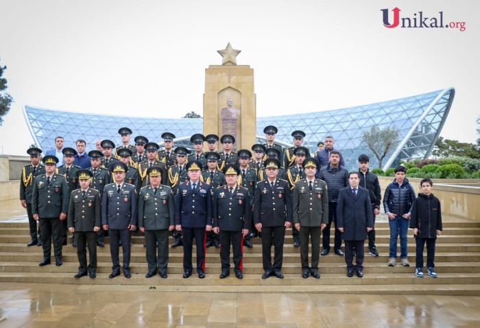 Generallar Həzi Aslanovun abidəsi önündə- FOTOLAR