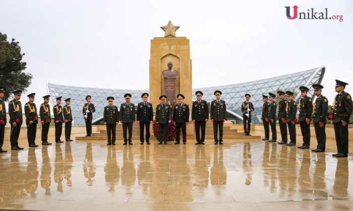 Generallar Həzi Aslanovun abidəsi önündə- FOTOLAR
