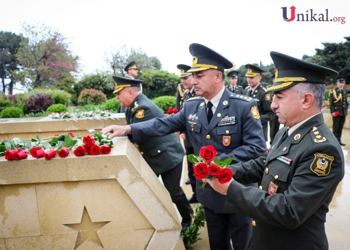 Generallar Həzi Aslanovun abidəsi önündə- FOTOLAR