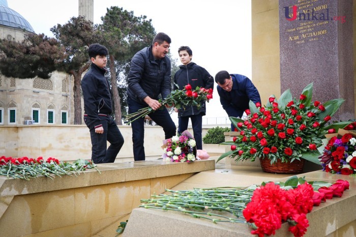 Generallar Həzi Aslanovun abidəsi önündə- FOTOLAR