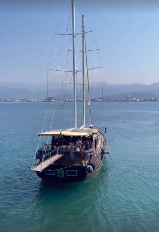 Məşhur rus qadınla eşq yaşayan azərbaycanlı "taksi sürücüsü"nün FOTOları- Yaxtada səmimi görüntüləri