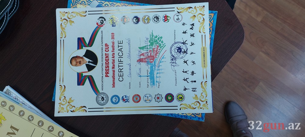 Ermənipərəst idmançıya ailəsinin gözü önündə dərs verənAZƏRBAYCANLI DÖYÜŞÇÜ: "Bayraqla çıxdığım üçün..." (FOTO+VİDEO)