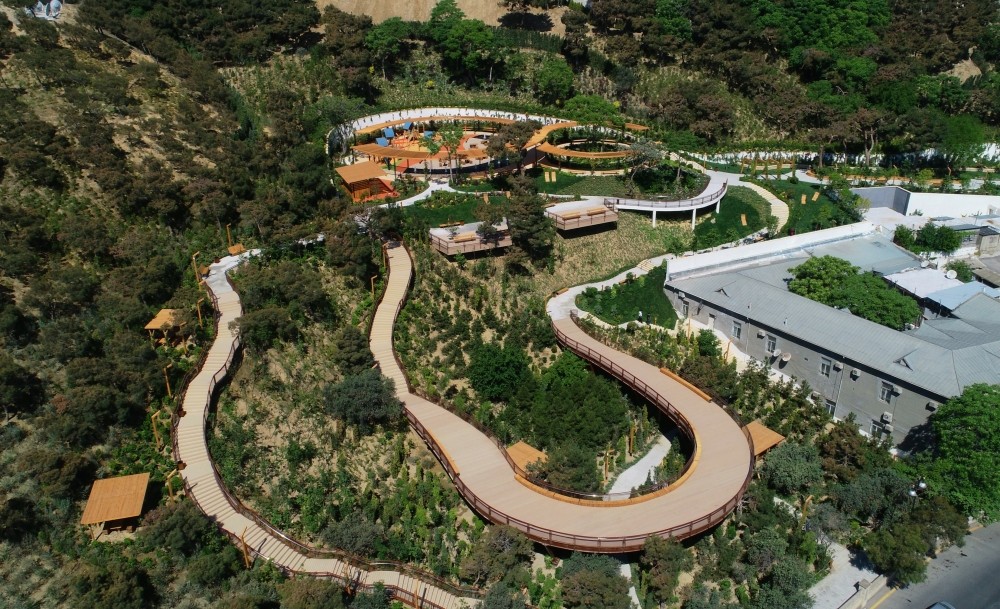 İlham Əliyev Bakıda yeni salınmış parklatanış oldu - FOTO