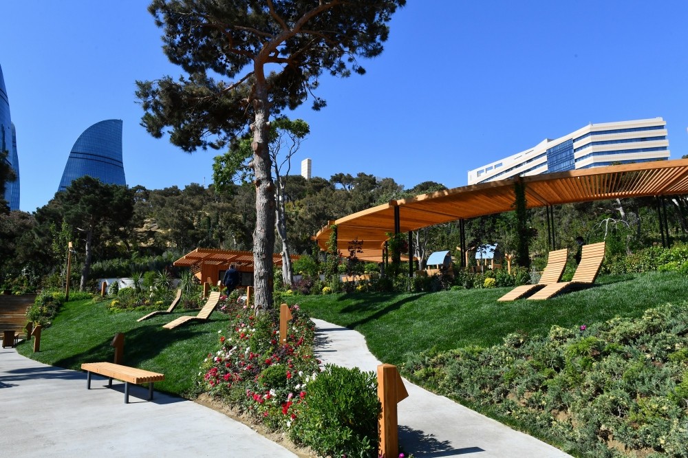 İlham Əliyev Bakıda yeni salınmış parklatanış oldu - FOTO