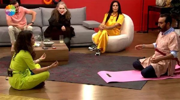 Kurtlar Vadisinin məşhur aktyoru efirdə don geyinibgörün nə etdi (FOTOLAR)