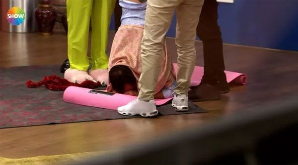 Kurtlar Vadisinin məşhur aktyoru efirdə don geyinibgörün nə etdi (FOTOLAR)