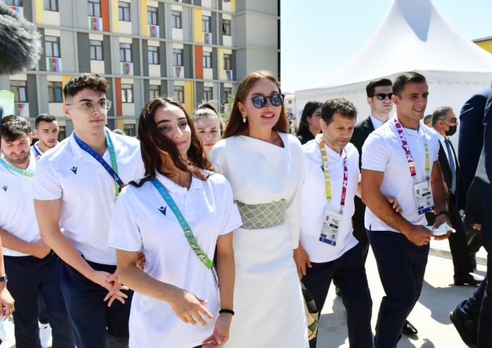 İlham Əliyev və xanımı idmançılarla görüşdü- FOTOLAR (YENİLƏNİB)