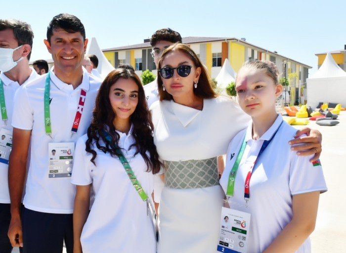 İlham Əliyev və xanımı idmançılarla görüşdü- FOTOLAR (YENİLƏNİB)