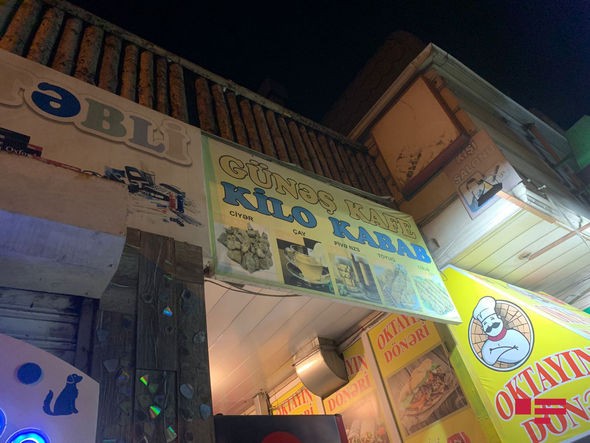 Bakıda gənc qız kafenin ikinci mərtəbəsindən özünü yerə atıb- FOTOLAR