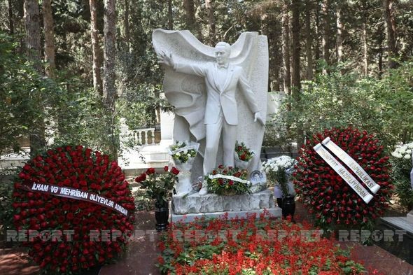 İlham Əliyev və xanımı Müslüm Maqomayevin anım mərasiminəəklil göndəriblər - FOTO