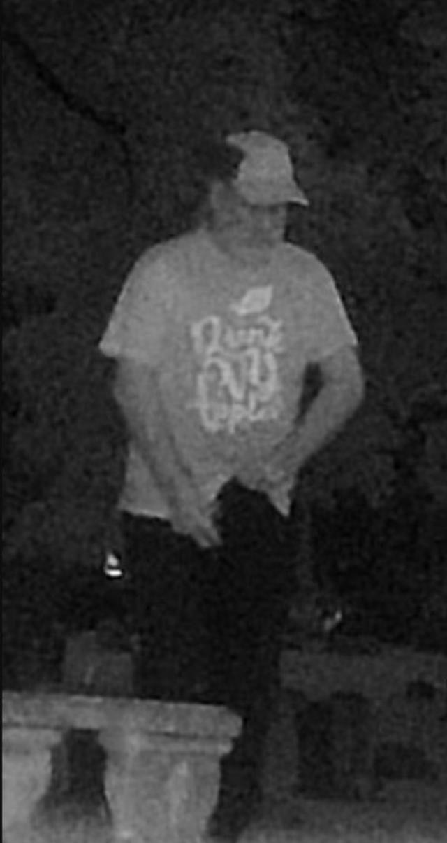 48 il həyat yoldaşının məzarını ziyarət edən kişinin etdikləri,hər kəsi ŞOKA SALDI (FOTO)