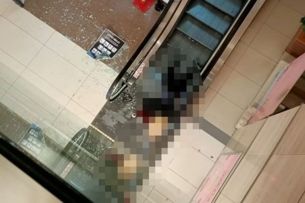 Qadın ticarət mərkəzinin 3-cü mərtəbəsindən yerə yıxıldı- FOTO