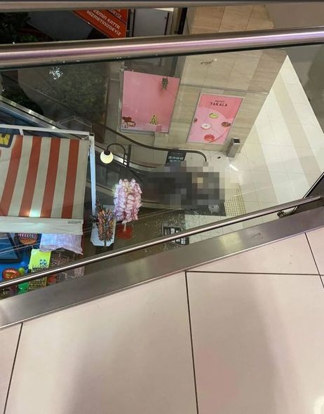 Qadın ticarət mərkəzinin 3-cü mərtəbəsindən yerə yıxıldı- FOTO