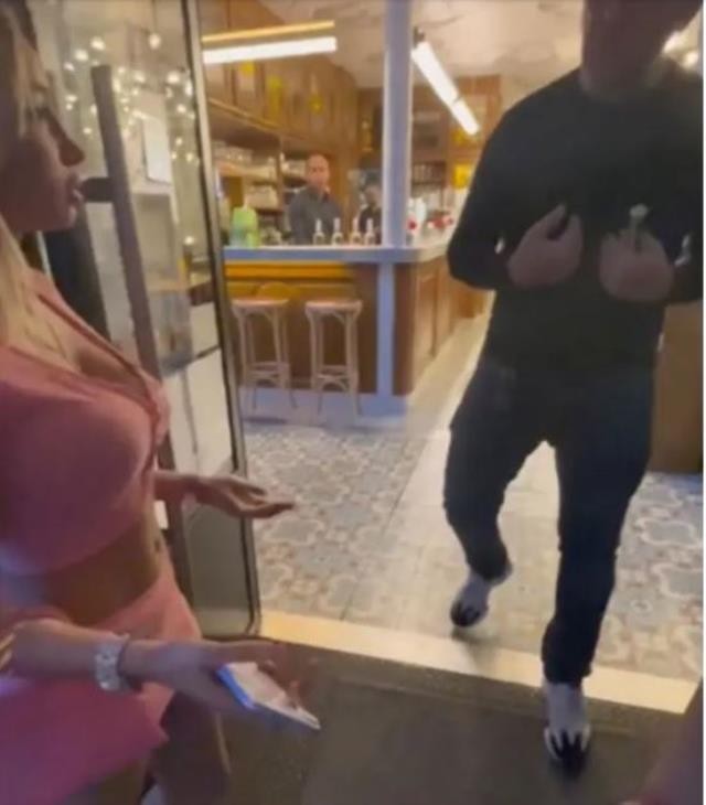 "Tik-Tok" fenomeni geyiminə görərestorana BURAXILMADI (VİDEO)