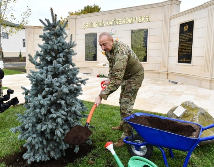 Prezident Füzulidə yeni hərbi hissədə yaradılan şəraitlə tanış olub- FOTOLAR (YENİLƏNİB)