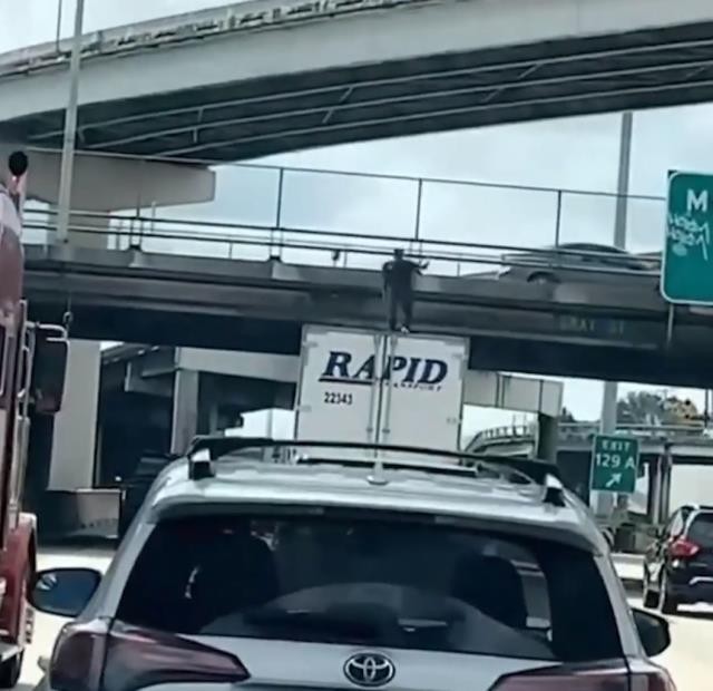 Yük maşınının üstünə çıxaraq rəqs etdi- Körpüyə çırpılıb ÖLDÜ (VİDEO)