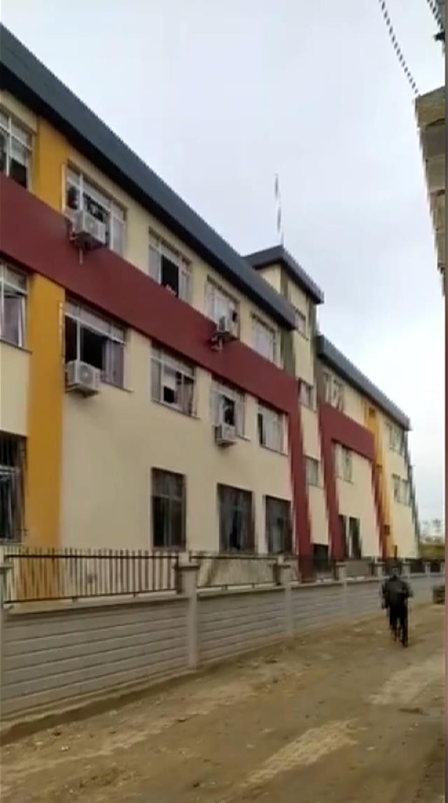 Türkiyədə raketlə vurulan məktəbdənGÖRÜNTÜLƏR: Ölən və yaralılar var (FOTOLAR)