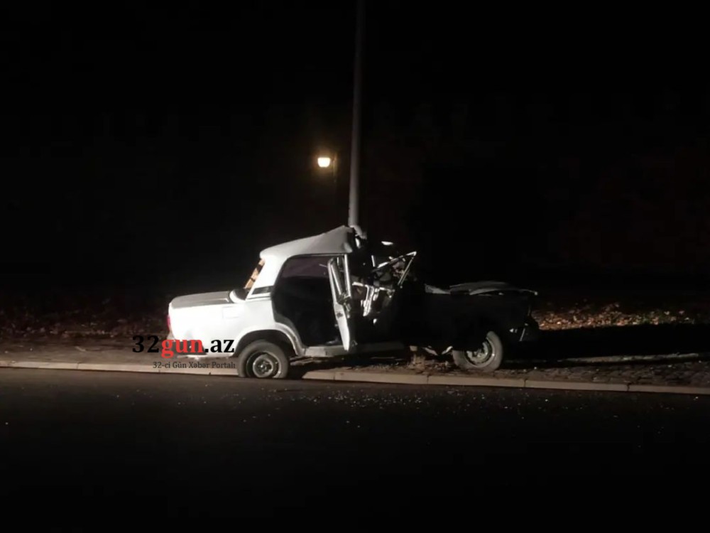 Avtomobil işıq dirəyinə çırpıldı- İki nəfər xəsarət aldı (FOTOLAR)