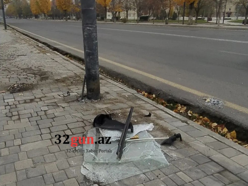 Avtomobil işıq dirəyinə çırpıldı- İki nəfər xəsarət aldı (FOTOLAR)