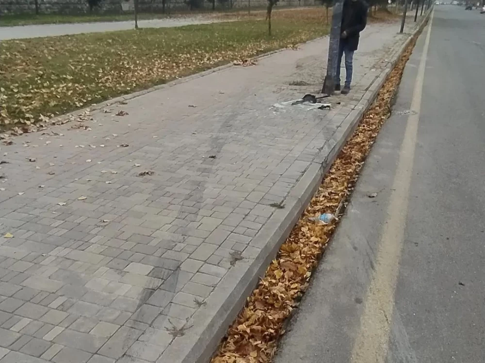 Avtomobil işıq dirəyinə çırpıldı- İki nəfər xəsarət aldı (FOTOLAR)