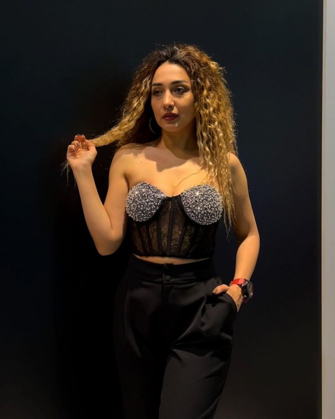 Boşandığı deyilən azərbaycanlı müğənni görün hansısirlərini EFİRDƏ AÇDI