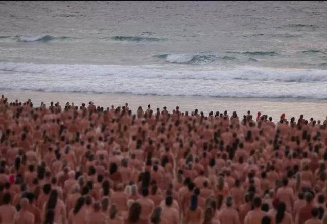 Çılpaq şəkildə çimərlikdə görüşən şəxslərin məqsədi görün nə imiş(VİDEO+FOTO)