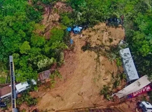 Torpaq sürüşməsi fəlakətə səbəb oldu:onlarla şəxs itkin düşdü (FOTO)