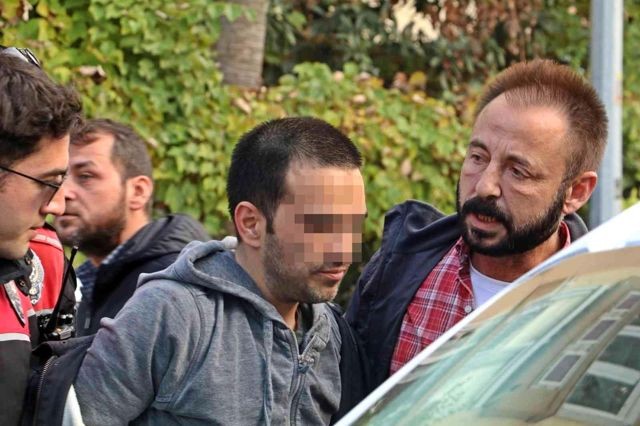 Anasının boğazını kəsdi -  Qonşuları tutub,polisə təslim etdi (FOTO)