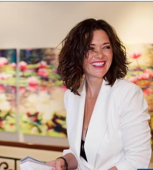 Tanınmış qadın memar ögey atasını boğdu- Çılpaq şəkillərini onun telefonunda görüb