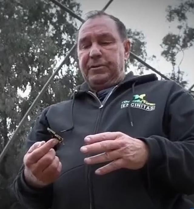 Tanınmış qadın memar ögey atasını boğdu- Çılpaq şəkillərini onun telefonunda görüb