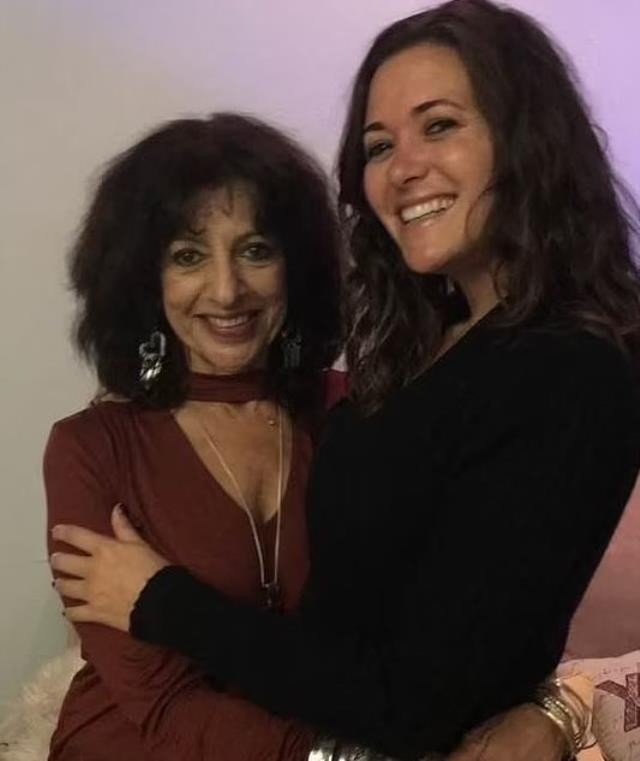 Tanınmış qadın memar ögey atasını boğdu- Çılpaq şəkillərini onun telefonunda görüb