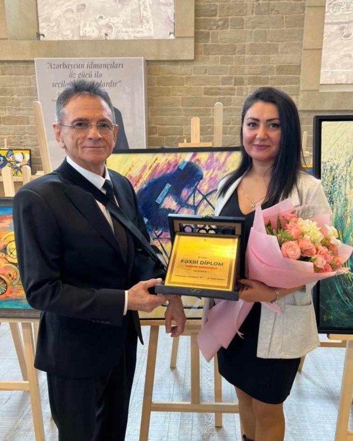 Mədət Quliyev tədbirə qolu gipsdə gəldi- FOTO